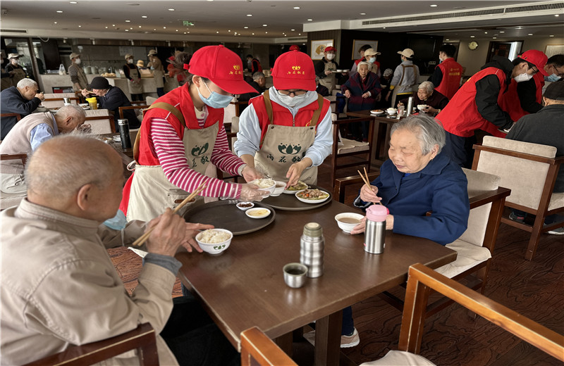 2023年4月12日，控股集團志愿者走進杭州市上城區(qū)雨花敬老院開展公益志愿服務。